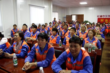 集團(tuán)公司黨支部組織一線員工集中觀看《厲害了，我的國》